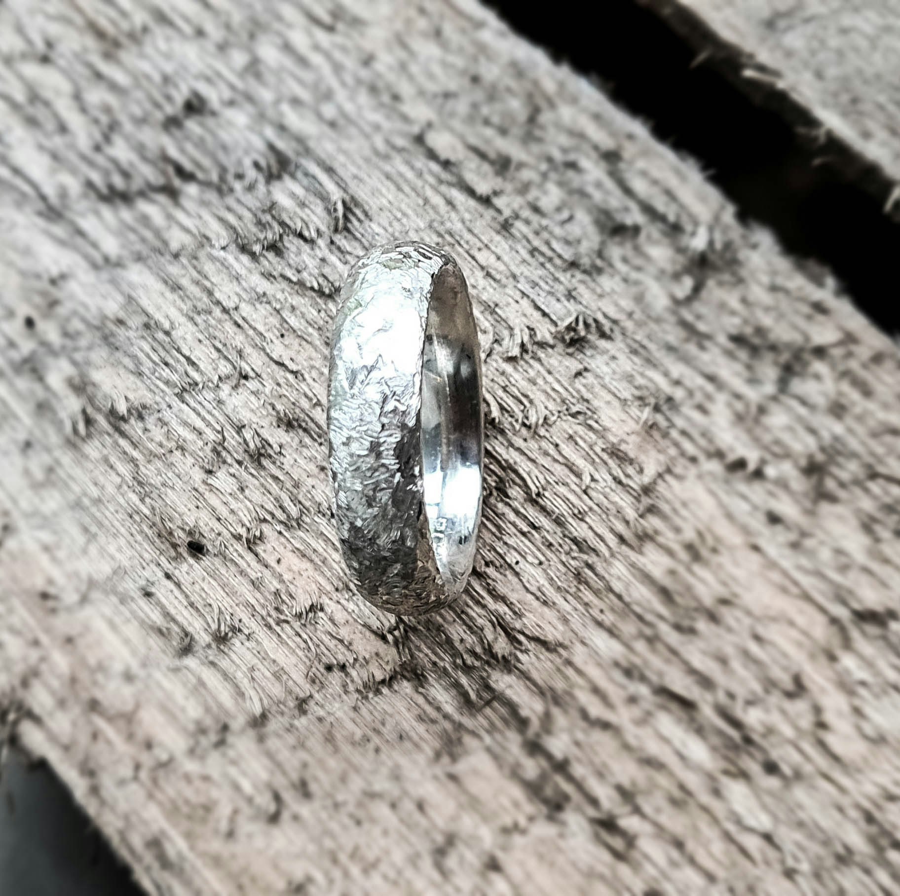 Idun silverring. Vacker glittrande diamantslipad yta. Unika silverringar från Alv Design