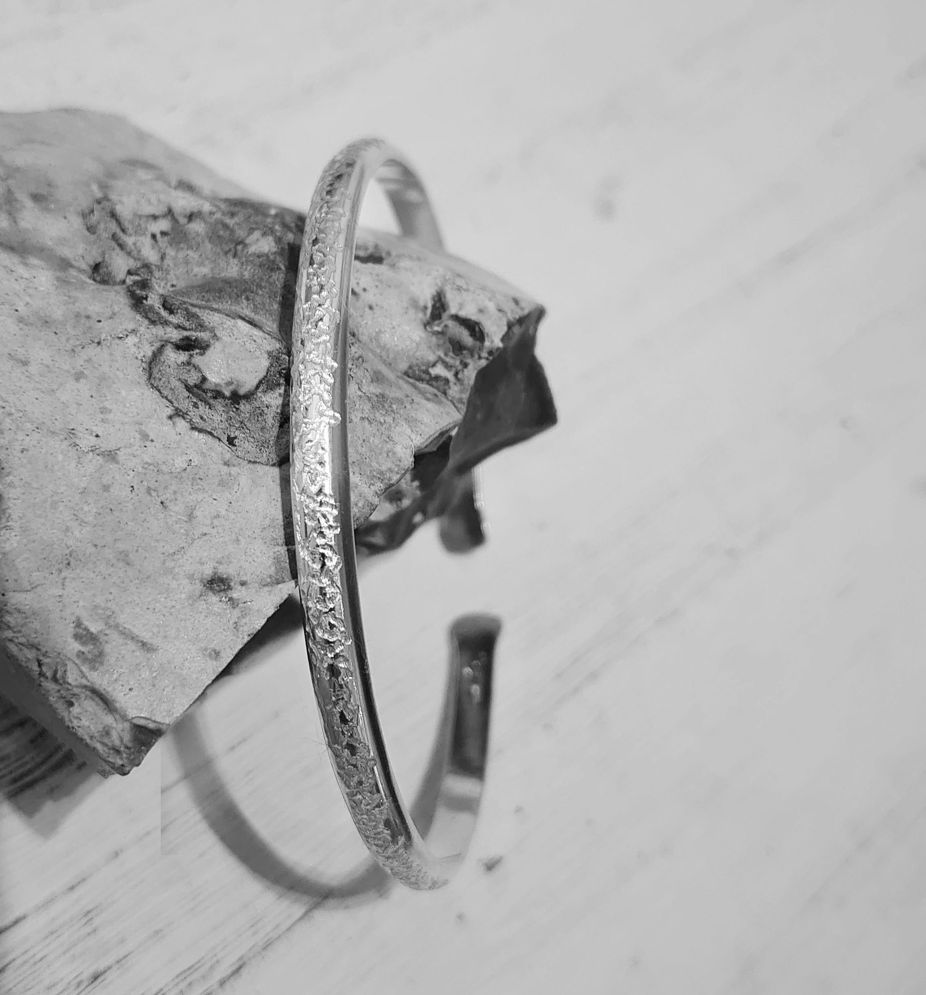 Sindre armband i silver. Handgjort med vackert ingraverat mönster. Smycken i silver från Alv Design