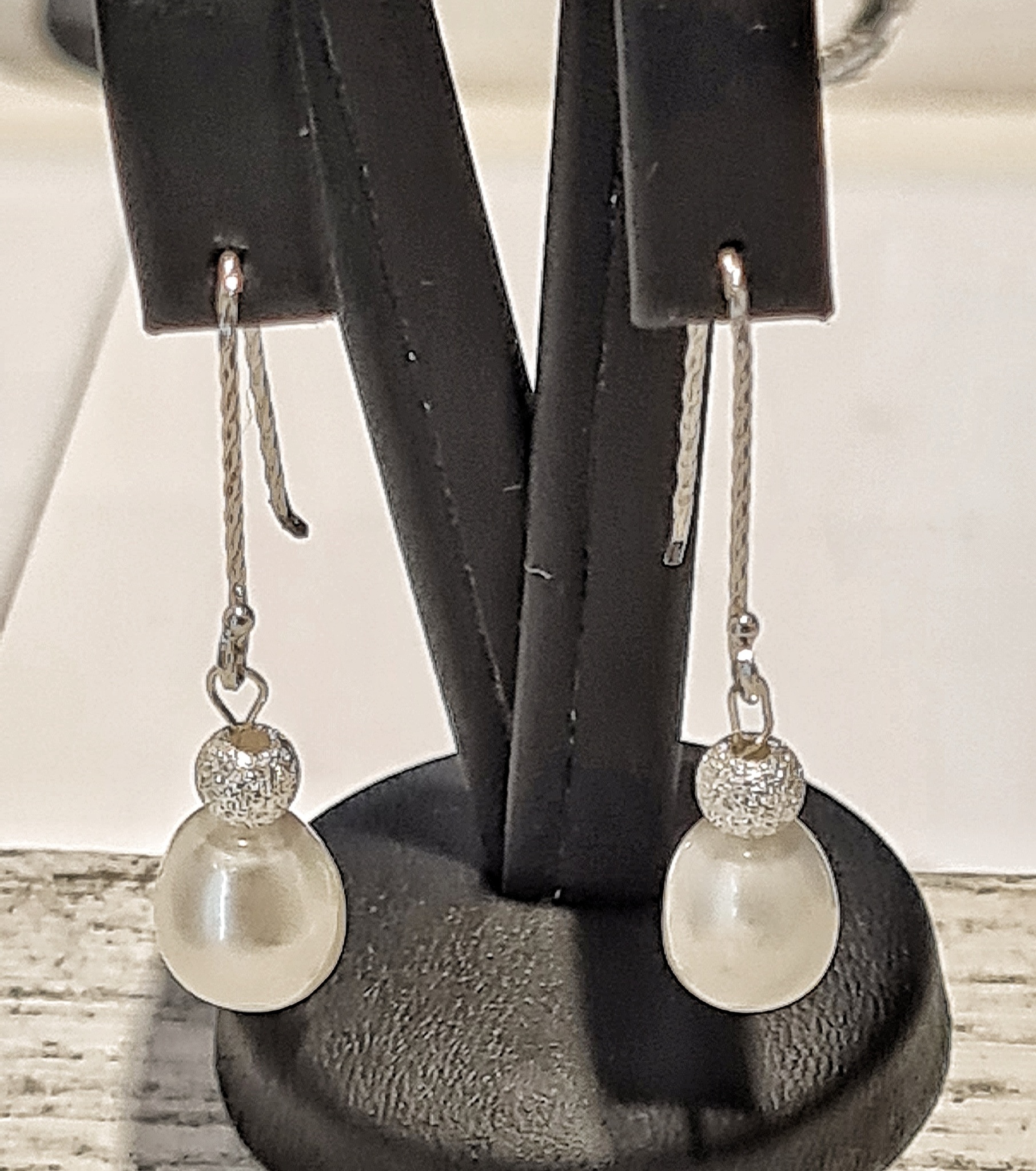 Pärla örhänge i silver och med äkta sötvattenspärla. Smycken i silver från Alv Design