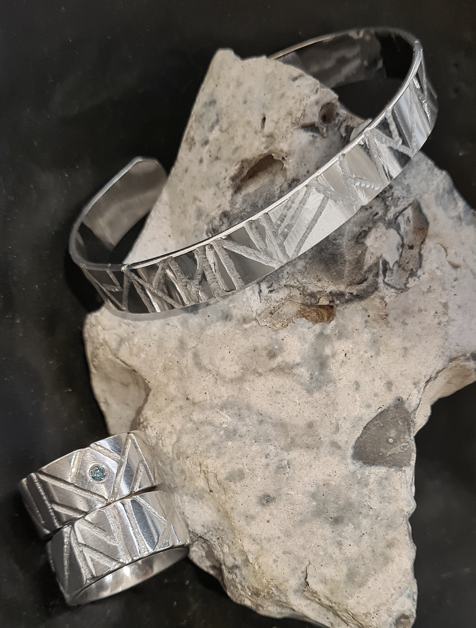 Eir armband i silver med ett fornnordiskt formspråk. Smycken i silver från Alv Design