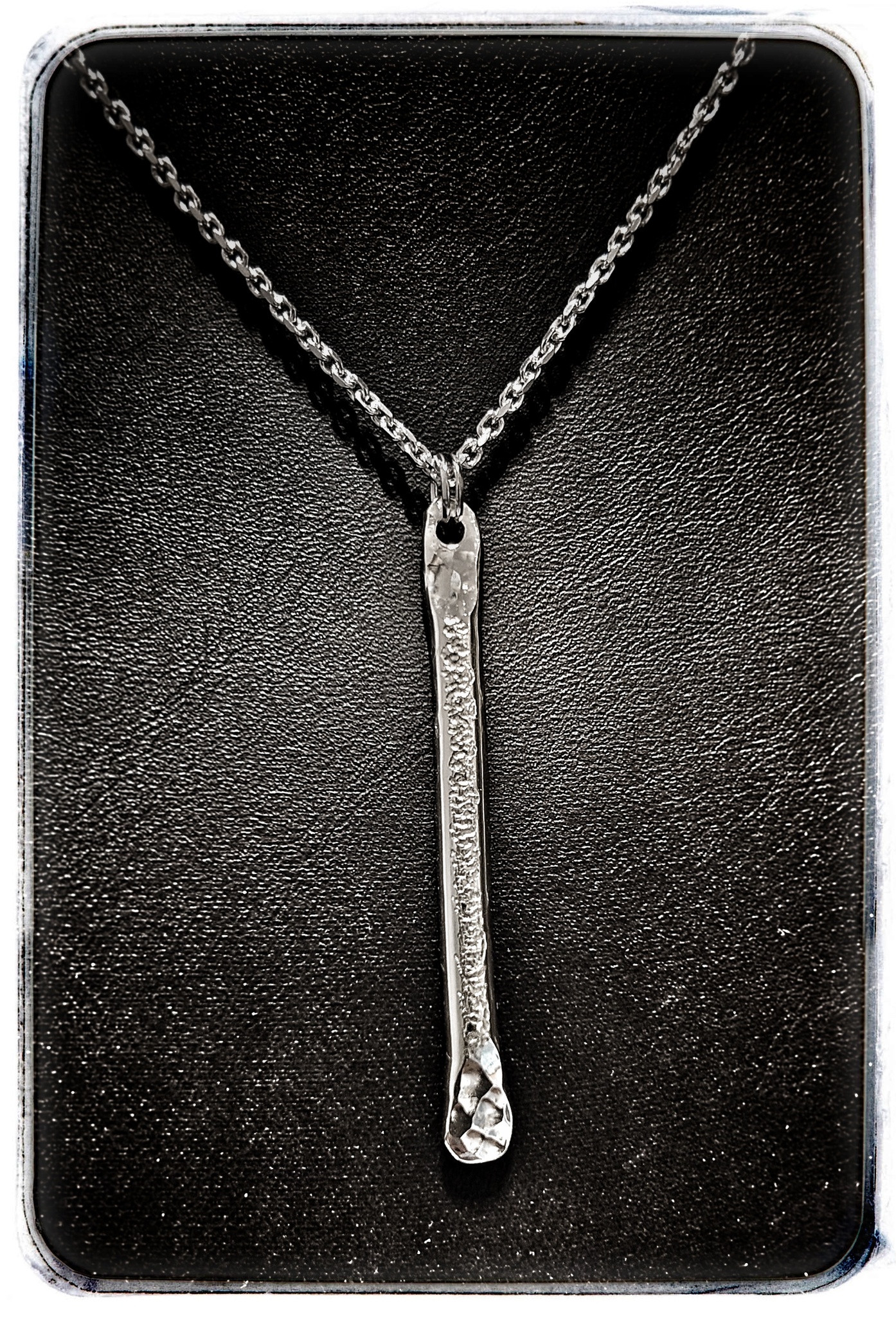 Sindre halsband i silver med ett unikt diamantgraverat mönster. Handgjorda smycken från Alv Design.