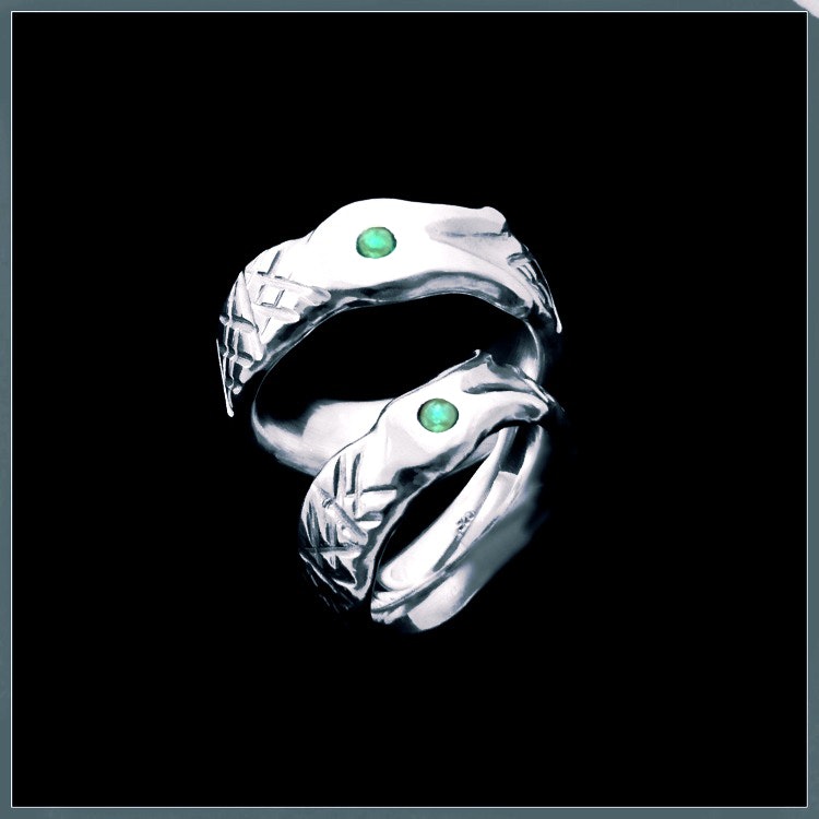 Midgårdsormen diamantring. En kraftfull handgjord ring i 925 sterlingsilver med en rustik känsla. Unika ringar från Alv Design