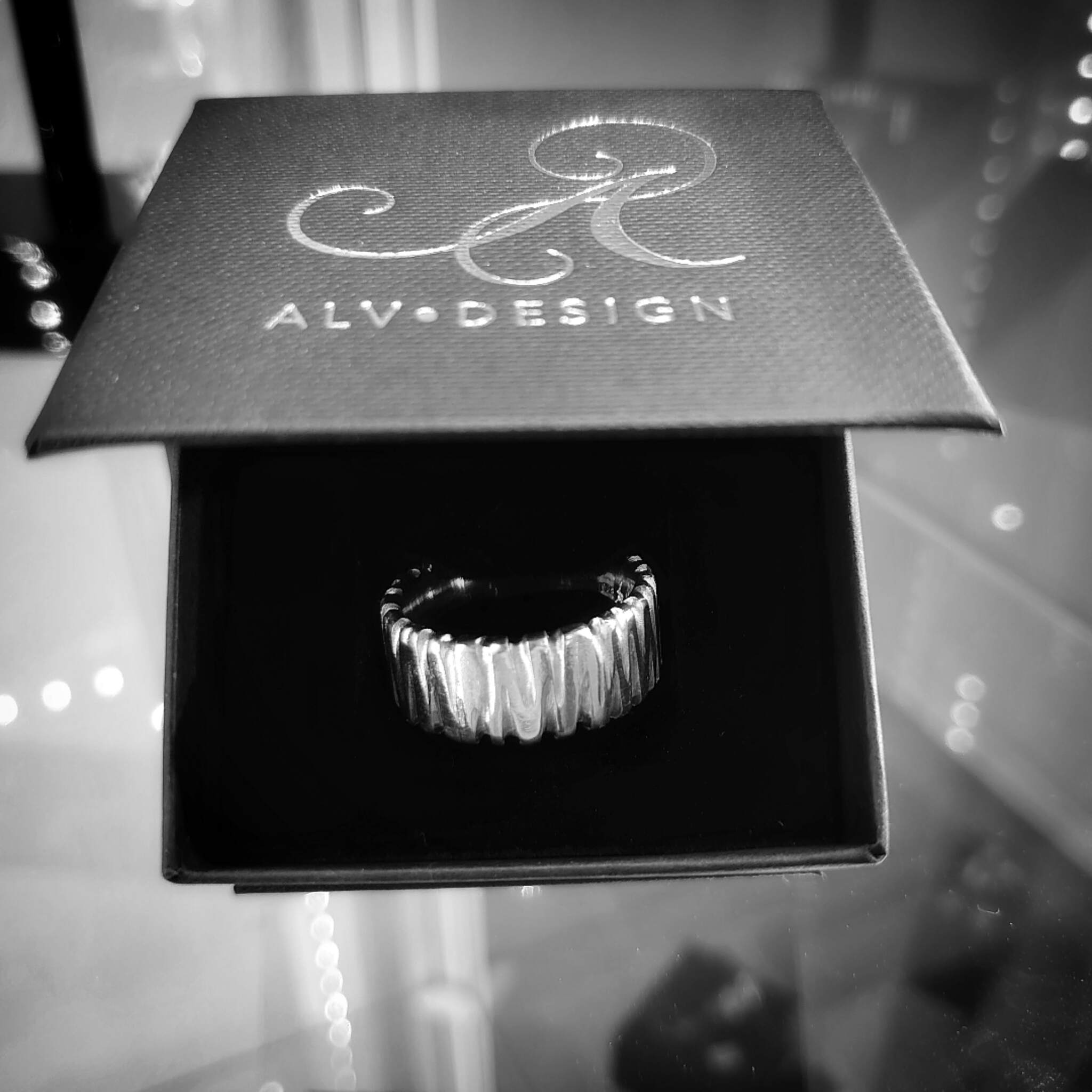 Glitner silverring. Handgjord ring från Alv Design. Unika handgjorda ringar.