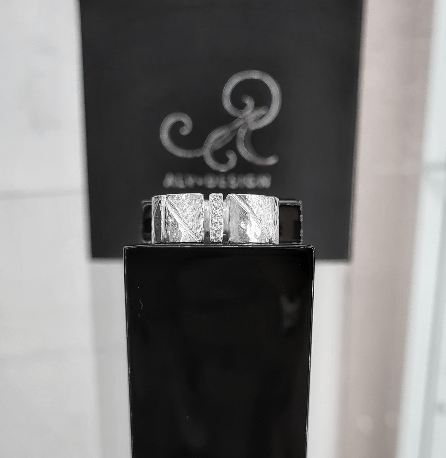 Klinga silverring med unika ytor och mönster. Handgjord ring från Alv Design.
