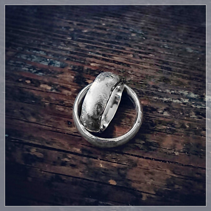 Glimma silverring vacker rustik ring med mjukt vågade kanter. Handgjord, Alv Design