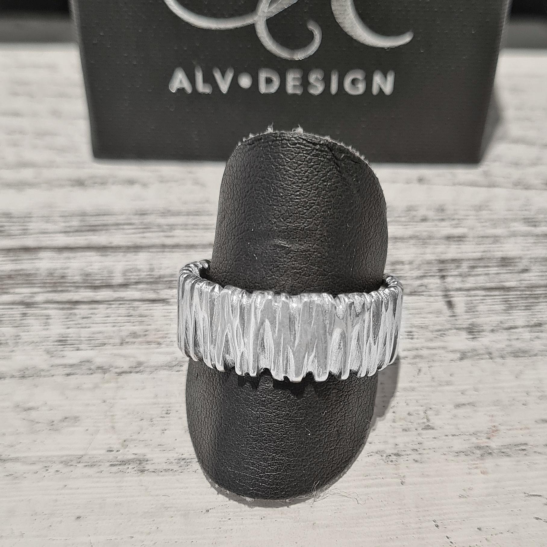 Glitner silverring. Handgjord med unikt mönster likt istappar. Alv Design