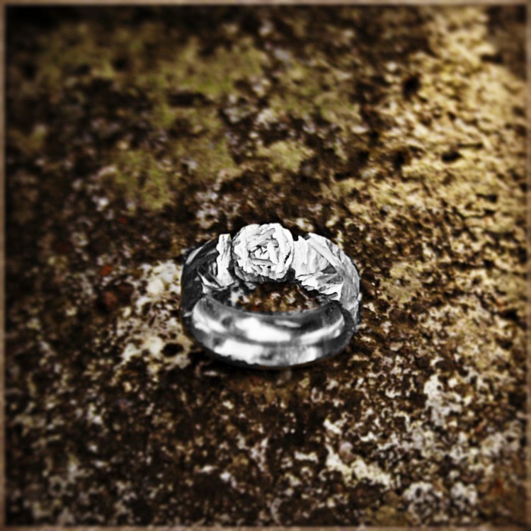 Fortuna silverring. En handgjord, vacker och rustik ring i 925 sterlingsilver, med en kärleksfullt handskulpterad ros. Unika silverringar från Alv Design