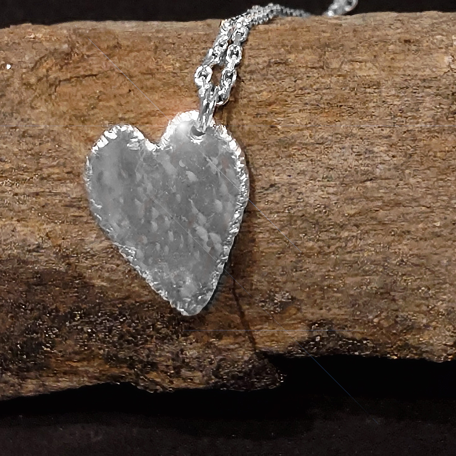 Njord silverhalsband med hjärta. Handgjorda smycken i silver från Alv Design