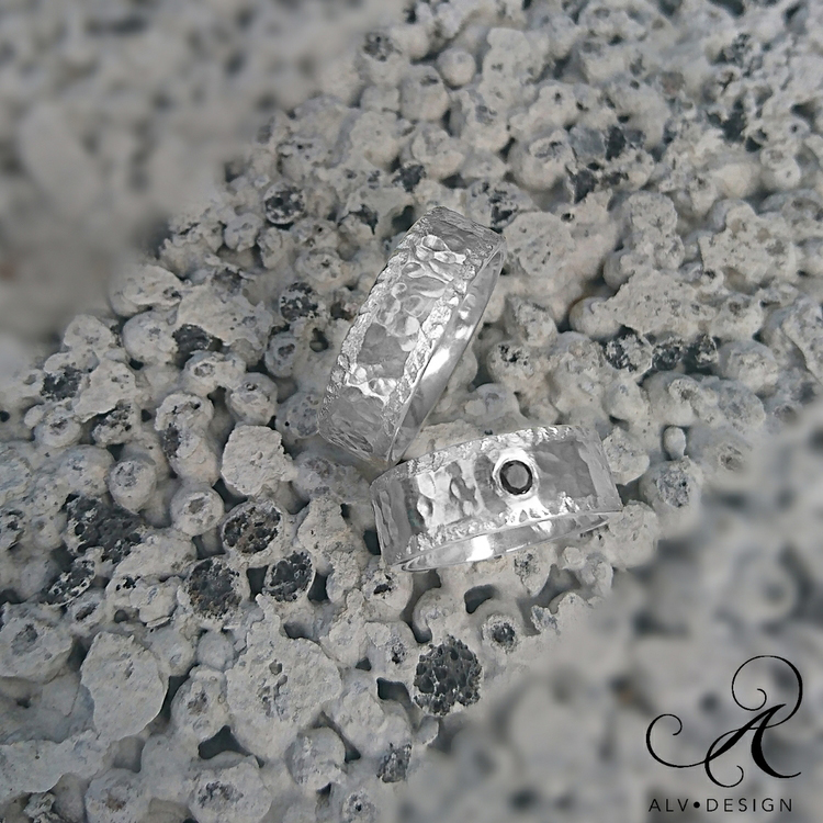 Njord silverring med svart diamant. En rustik och kraftfull ring som formats med inspiration från havets olika sidor. Handgjorda silverringar från Alv Design