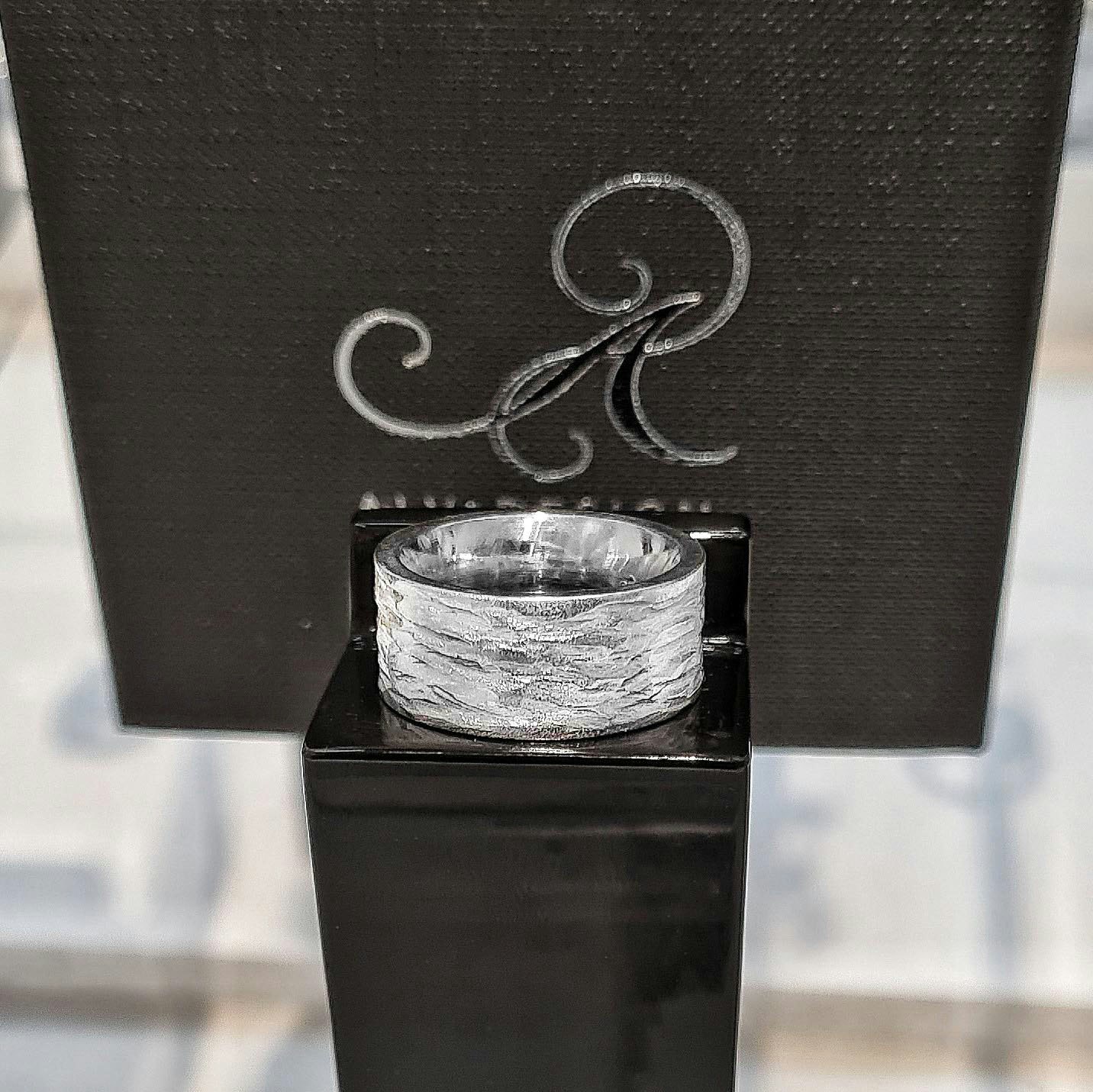 Forsa handgjord silverring. Ytan har ett skulpterat böljande forsliknande mönster med blanka och matta ytor.