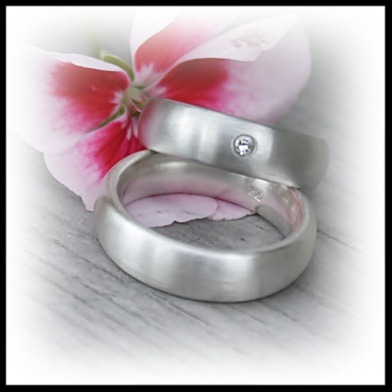 Vale Elegant matterad ring i 925 sterlingsilver, med eller utan diamant. Unika ringar i silver från Alv Design