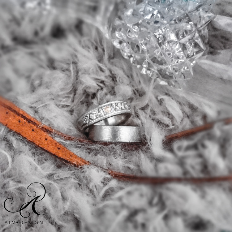 Malva silverring med champagnefärgad diamant. Unik handgjord ring från Alv Design