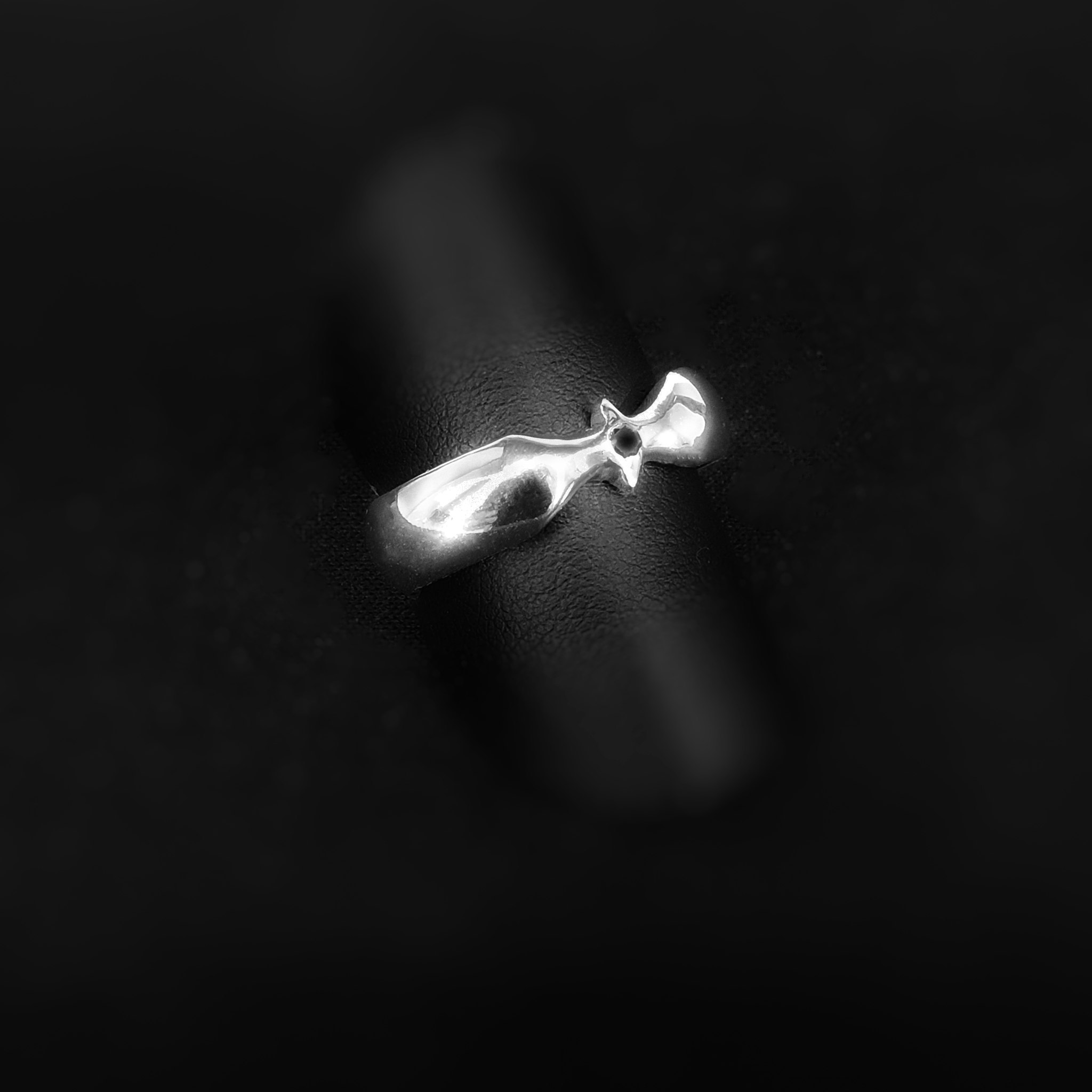 Svala silverring med svart diamant. Unika handgjorda ringar från Alv Design