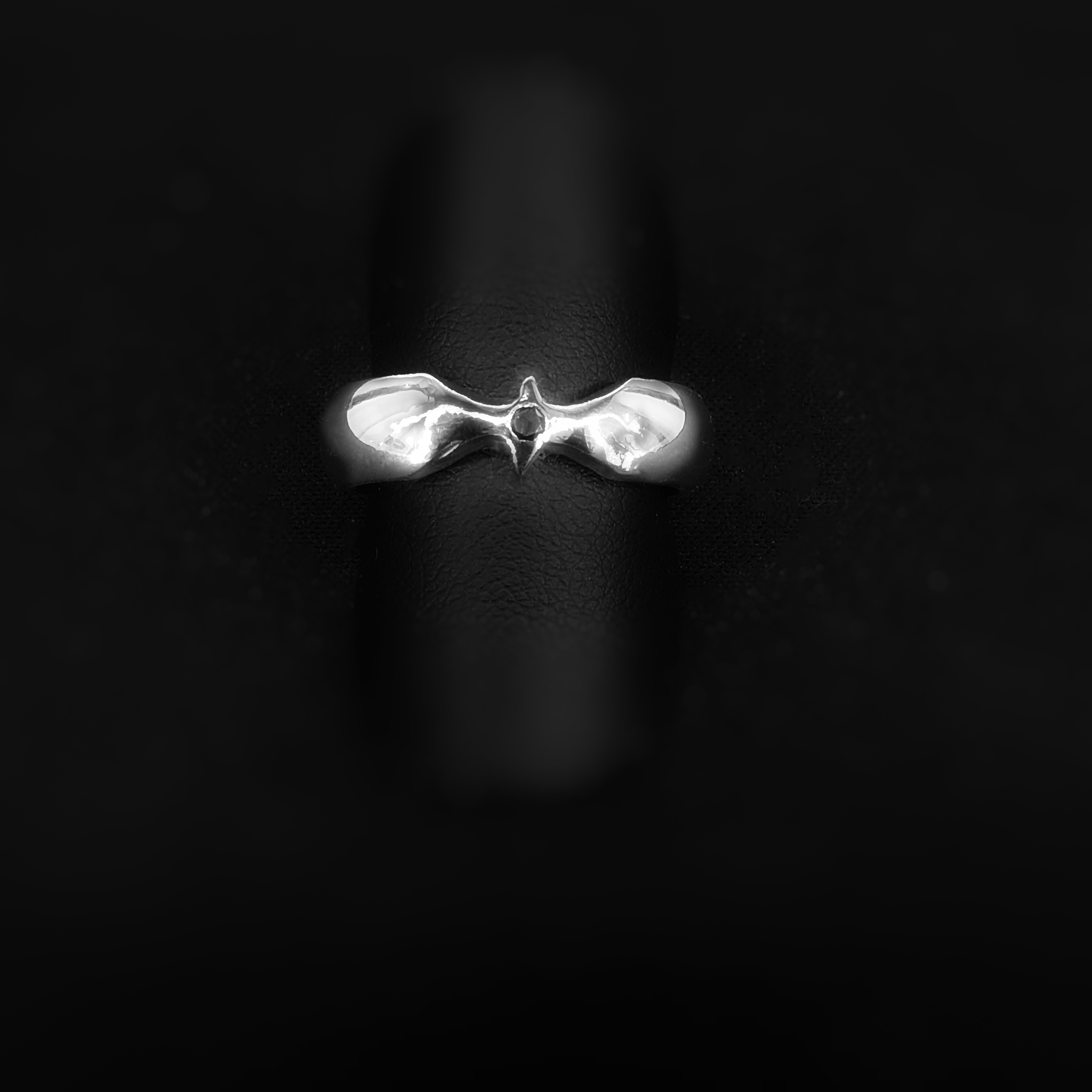 Svala ring i silver med svart diamant. Unika handgjorda ring från Alv Design