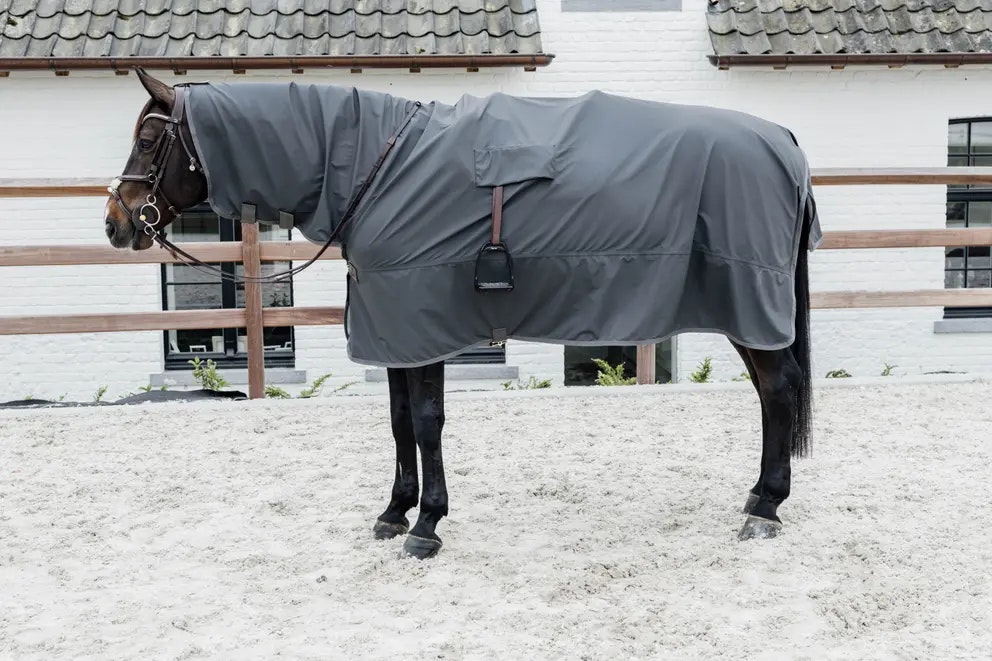 Kentucky Horse Raincoat Hurricane med hål för stigbyglarna