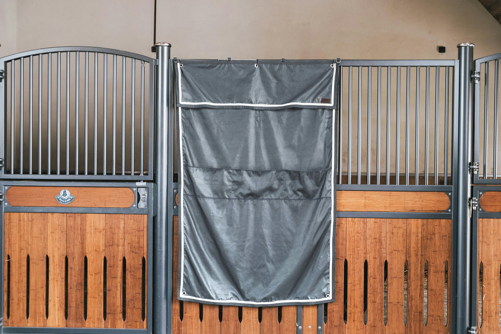 Kentucky Horsewear Stable Curtain Classic with pockets