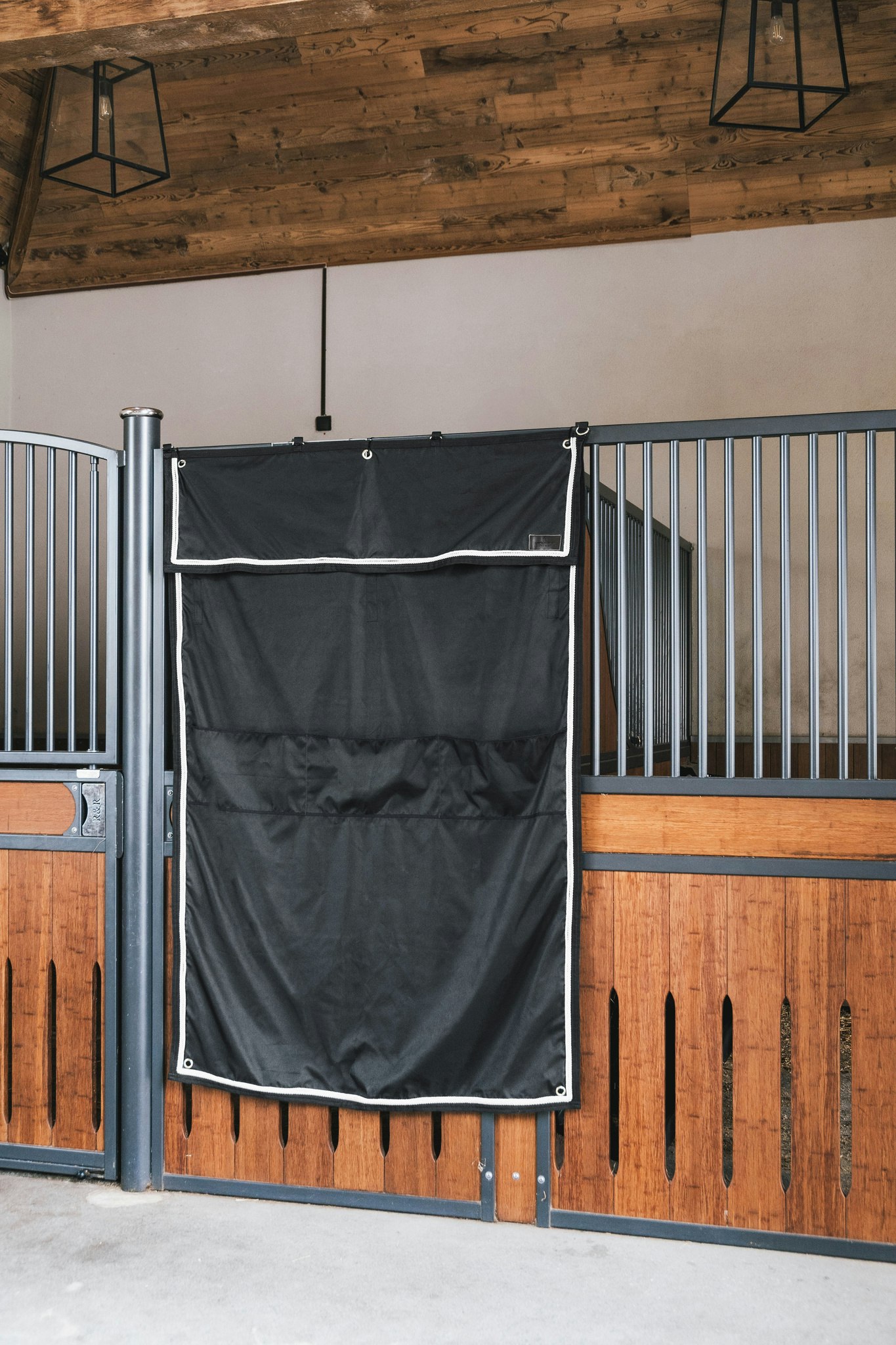 Kentucky Horsewear Stable Curtain Classic with pockets
