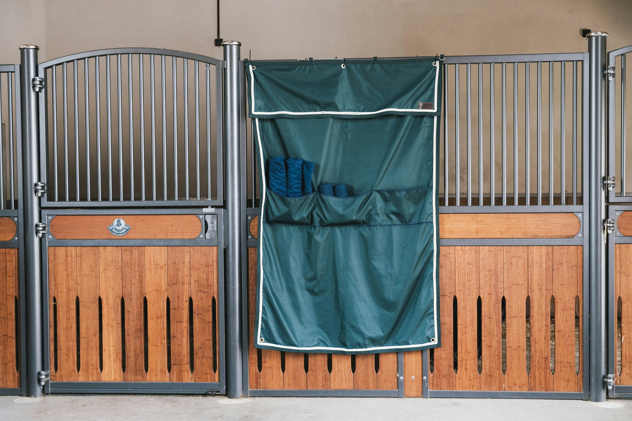 Kentucky Horsewear Stable Curtain Classic with pockets
