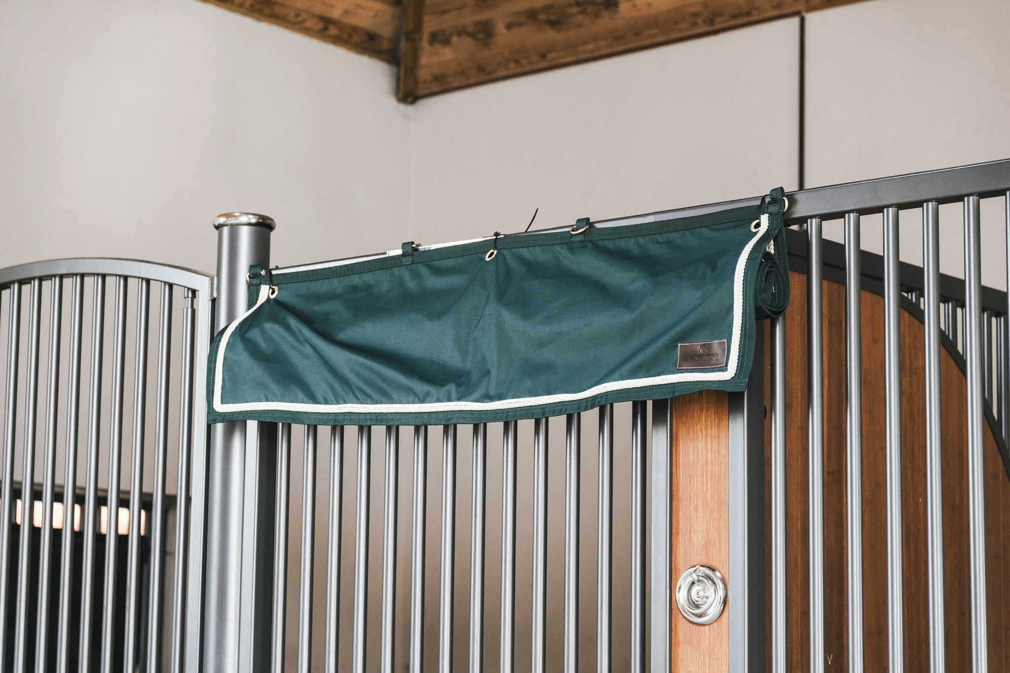 Kentucky Horsewear Stable Curtain Classic with pockets