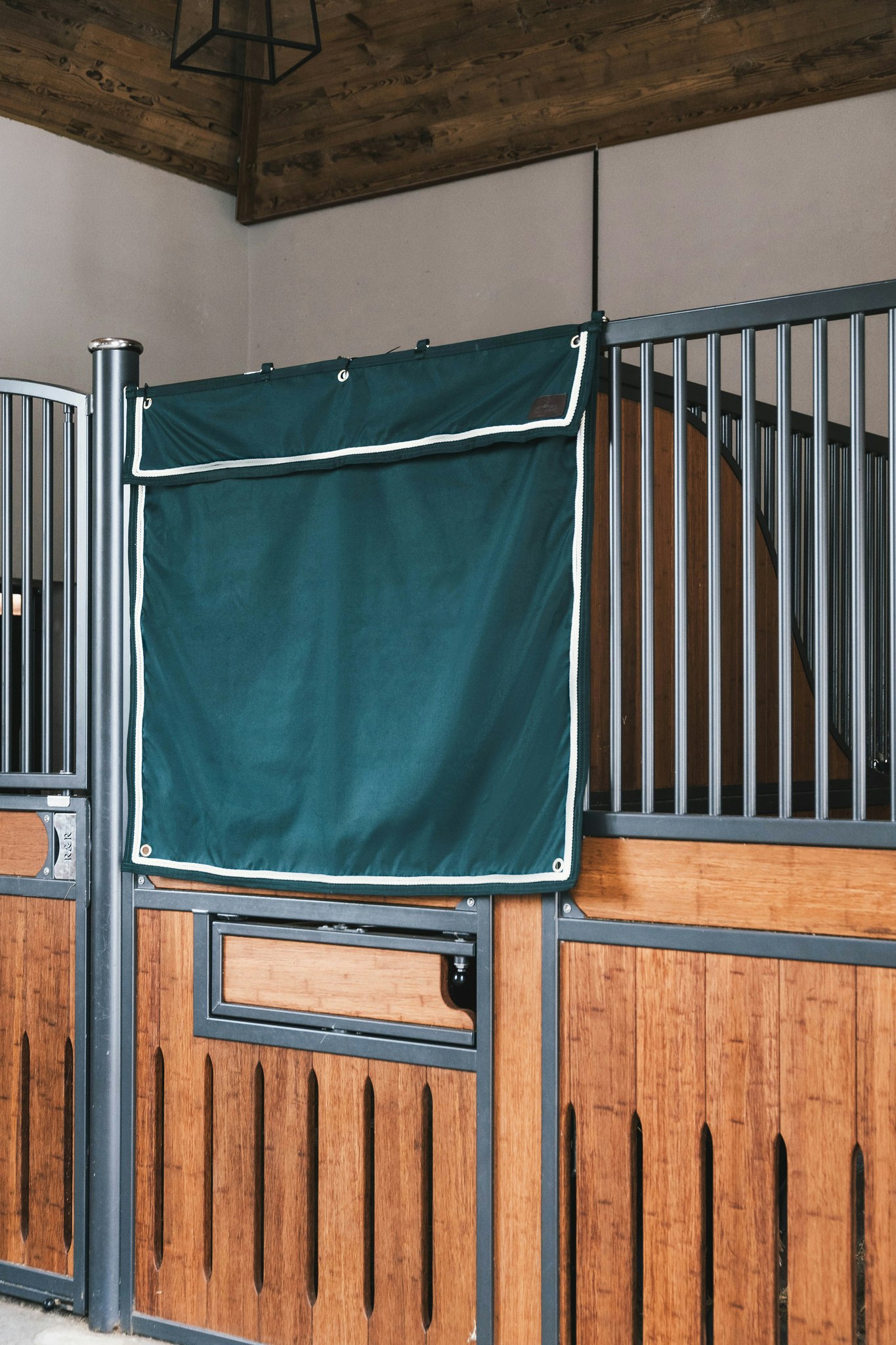 Kentucky Horsewear Stable Curtain Waterproof Classic Short