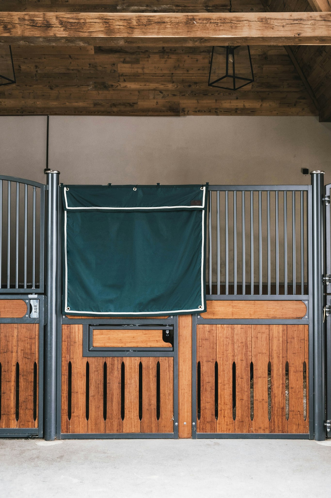 Kentucky Horsewear Stable Curtain Waterproof Classic Short