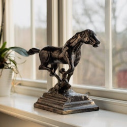 Staty galopperande häst