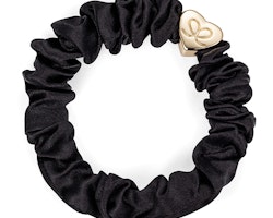 byEloise Scrunchie Silke Svart med guldhjärta