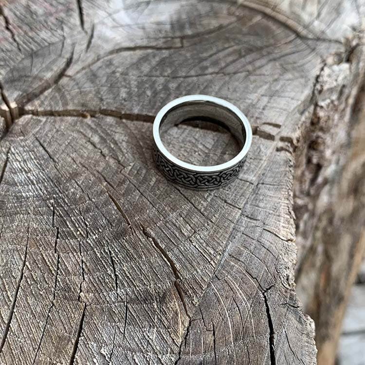 Trendig ring. Ring romero är en snygg ring. Rostfri ring. Unik ring.