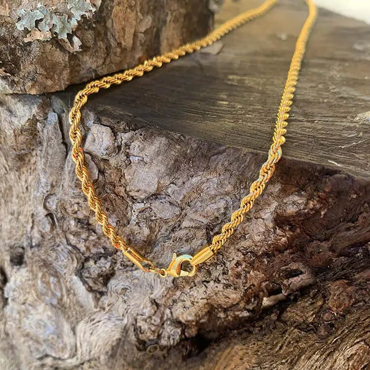 Guld halsband med äkta 24k guld plätering. snyggt och trendigt guld halsband. Bra kvalitet snabb leverans.