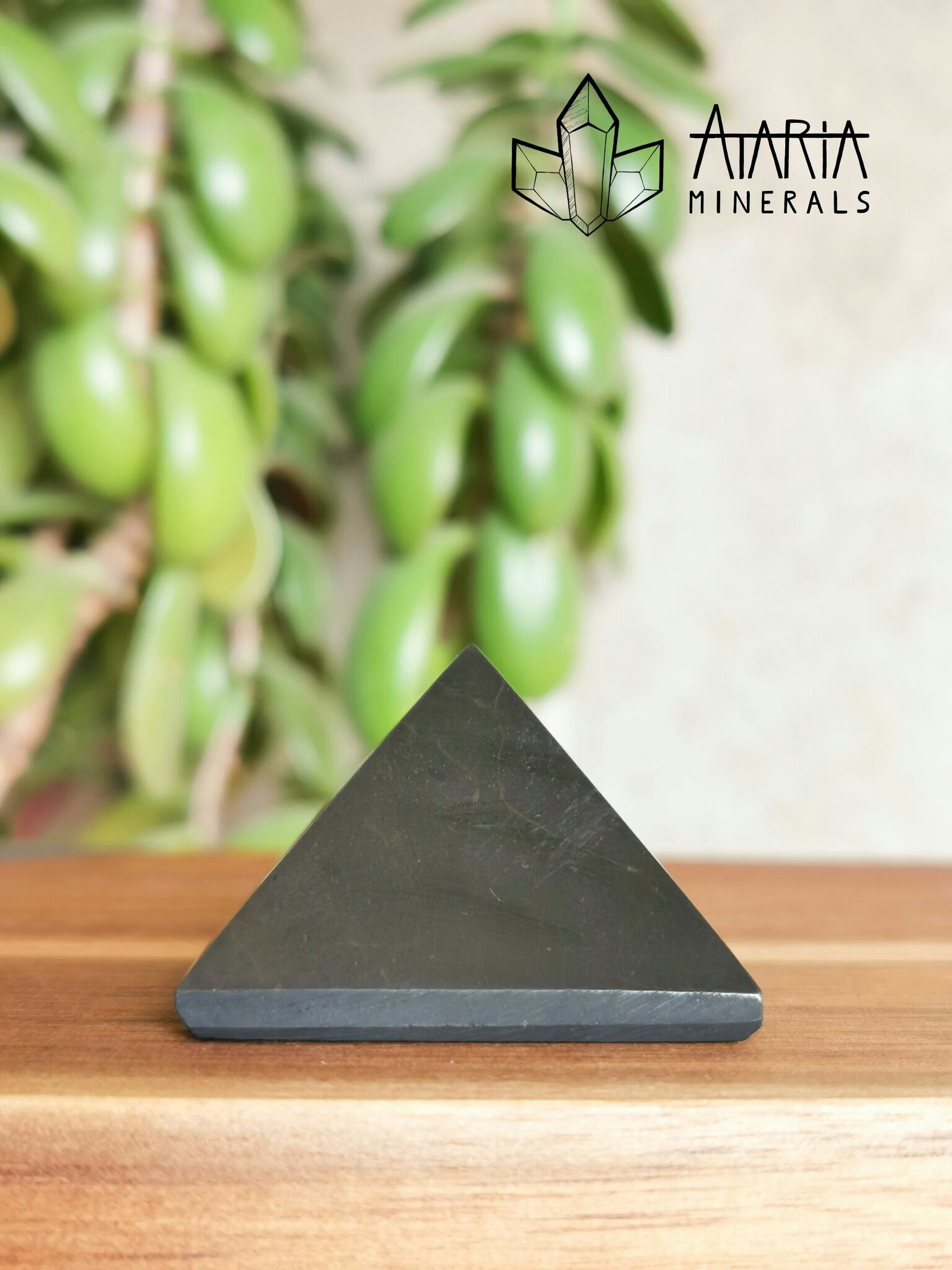Shungit pyramid