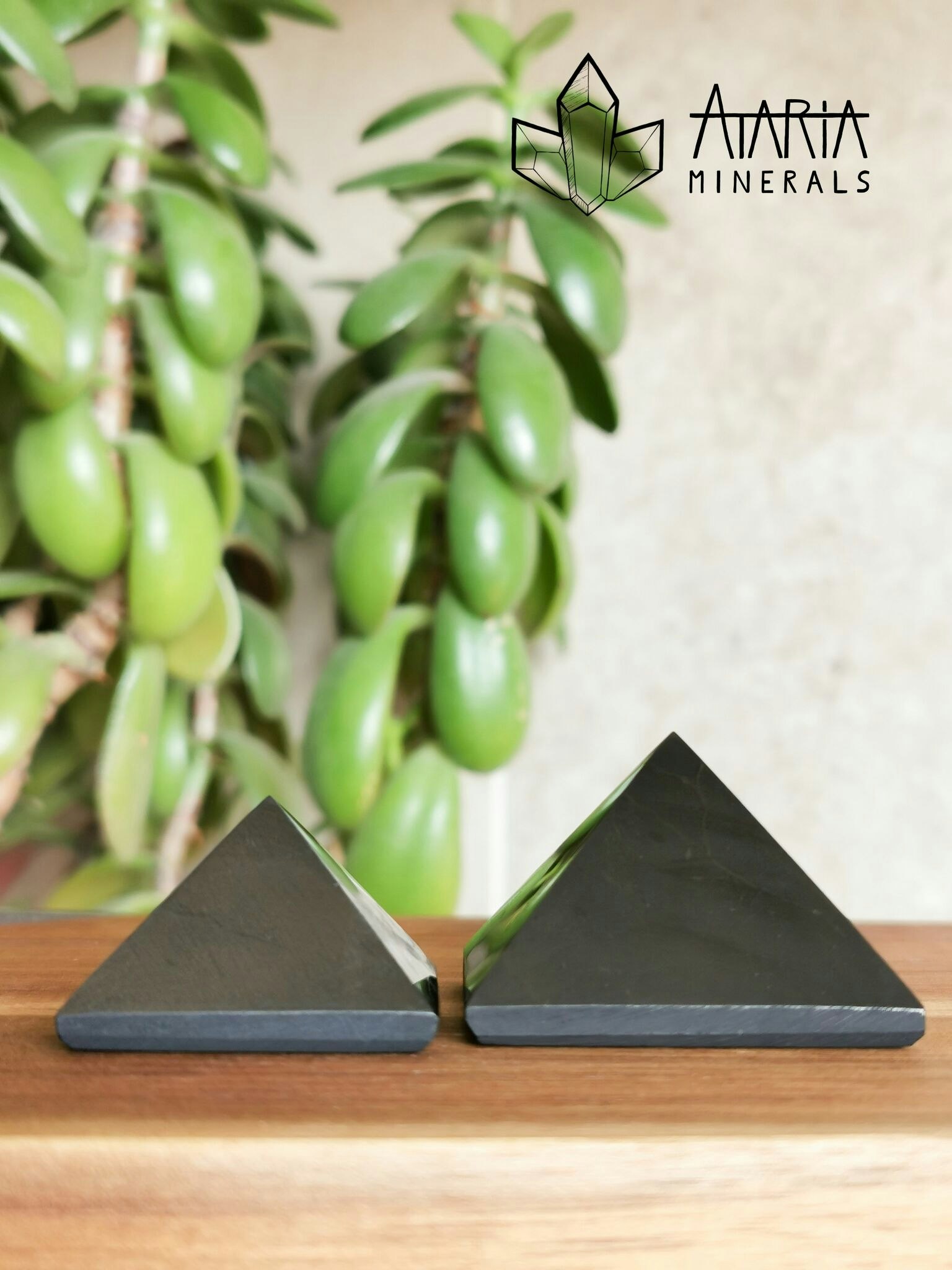 Shungit pyramid