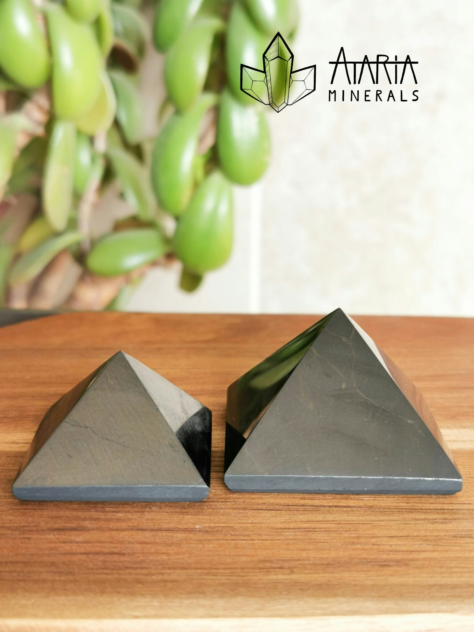 Shungit pyramid