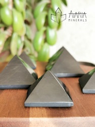 Shungit pyramid