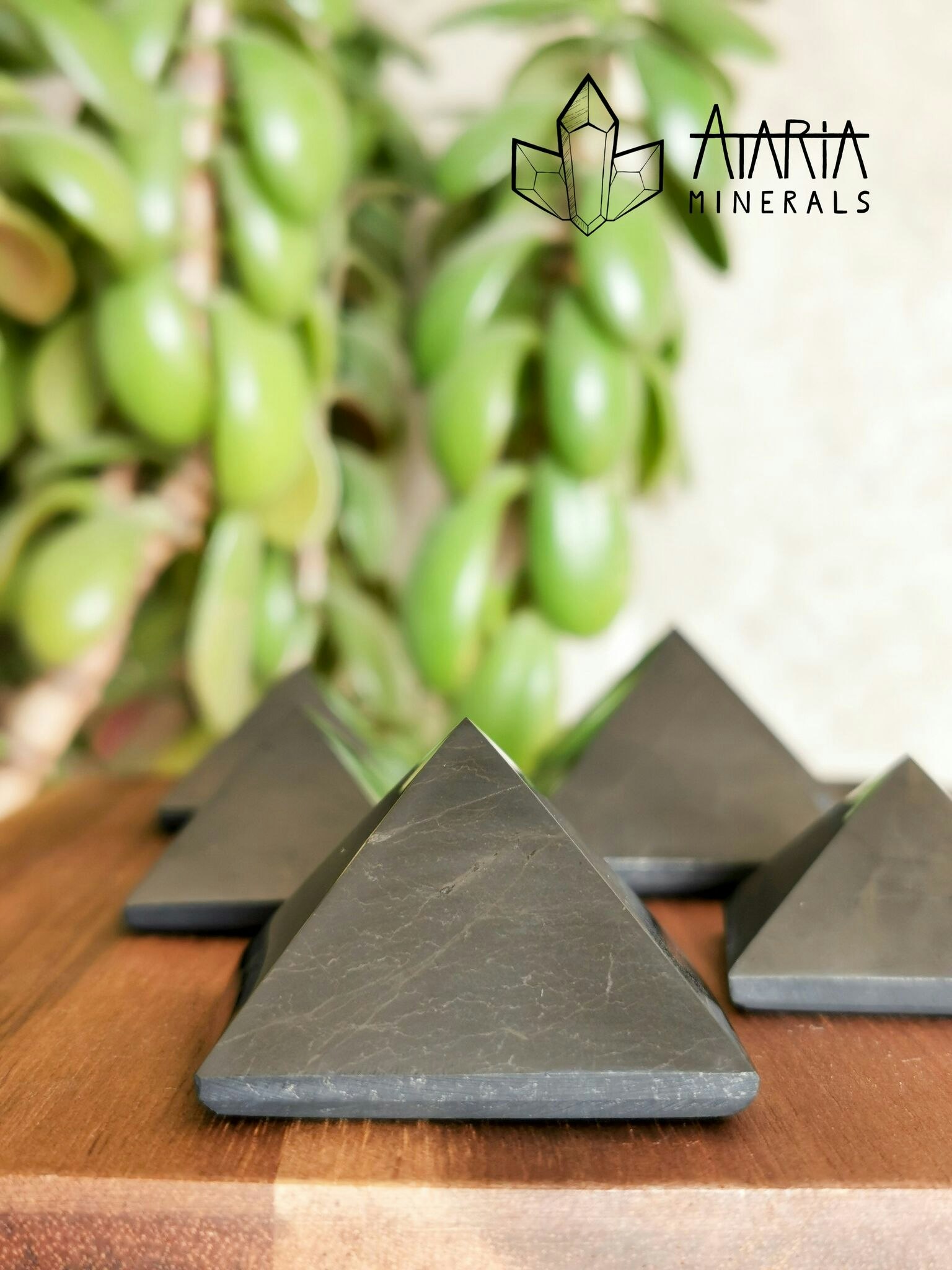 Shungit pyramid