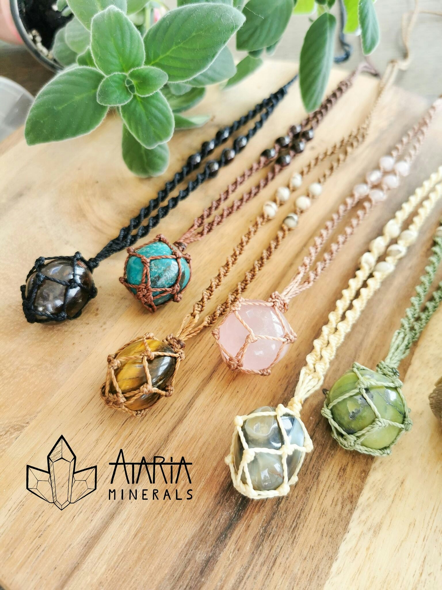 Macramé "cage" halsband med utbytbar sten