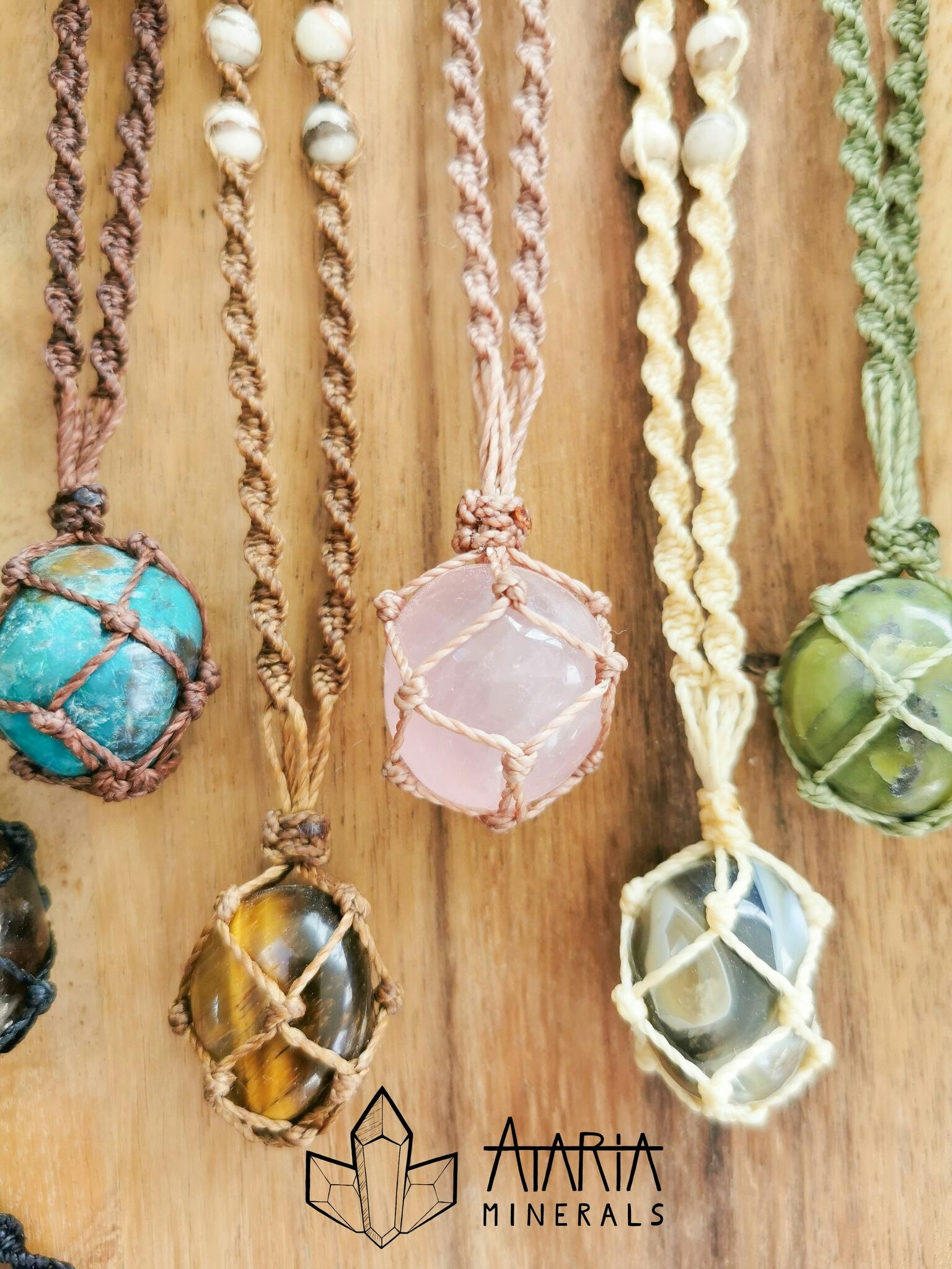 Macramé "cage" halsband med utbytbar sten