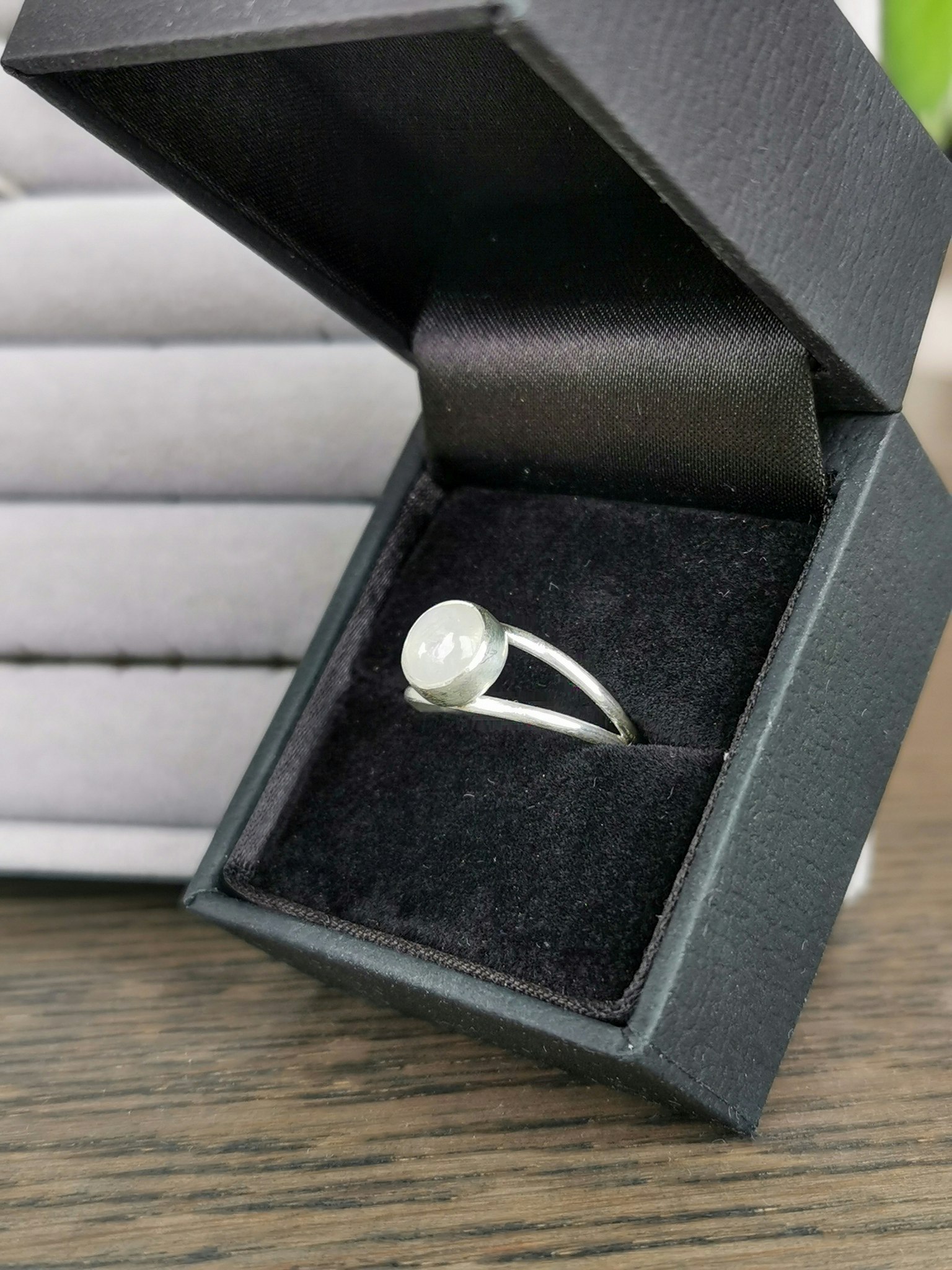 Månsten sterling silver ring delat band stl 17.5