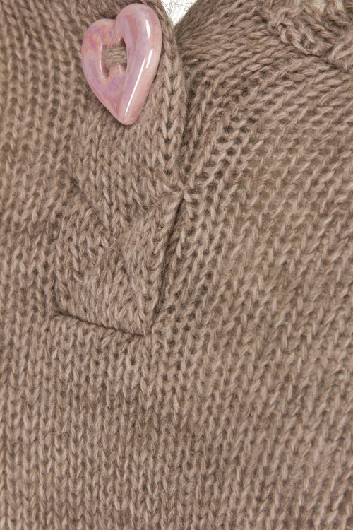 A linje formad stickad tröja, med luva från Design Werket Debbie
