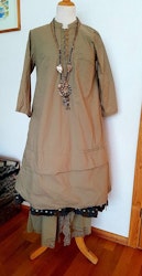 Khakifärgad klänning  med halvlång ärm  55531 från Ewa i Walla