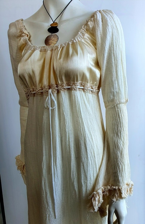 Unik klänning från Kailash, med duchessliv. One size ca storlek 34-44