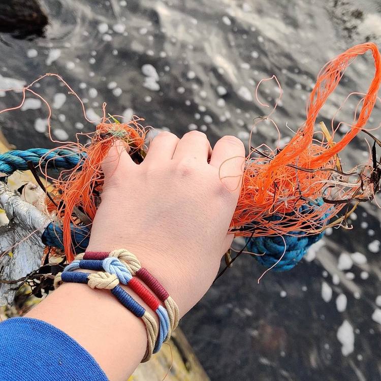 CleanSea armband av återbrukat skräp från havet