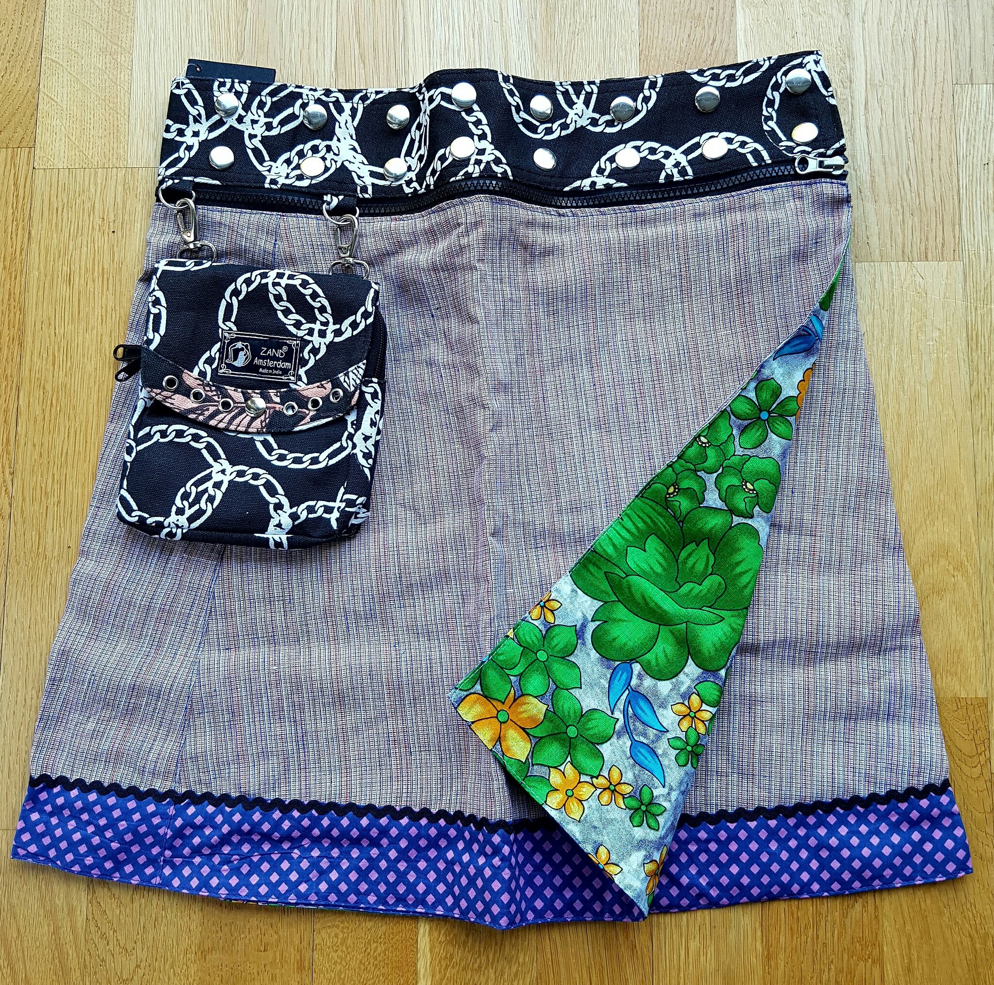 Zand Amsterdam, flera kjolar i en, grönblommig på en sida och rosatonad miniruta. Free size