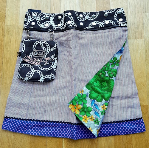 Zand Amsterdam, flera kjolar i en, grönblommig på en sida och rosatonad miniruta. Free size