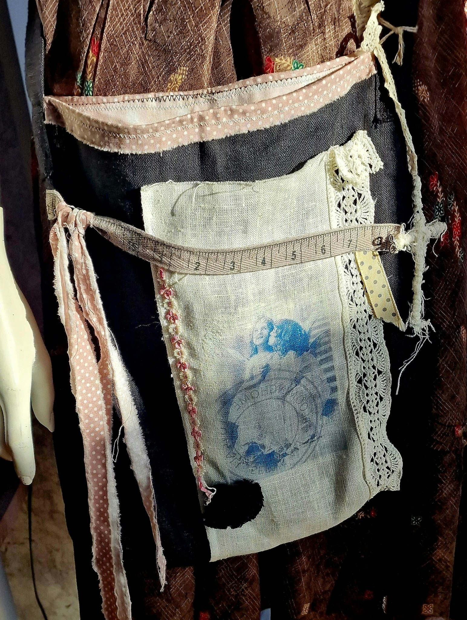 Cross body bag,  one of a kind med blekrosa eller blått tryckt motiv
