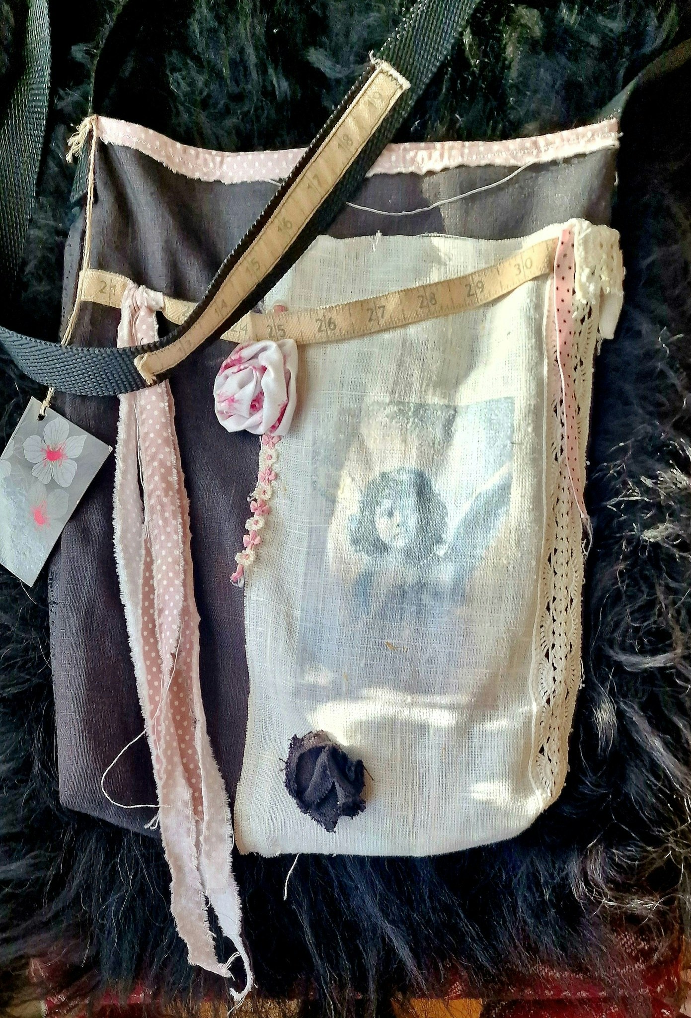 Cross body bag,  one of a kind med blekrosa eller blått tryckt motiv