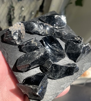 Svart Obsidian rå M