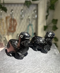 Svart obsidian dinosaurie