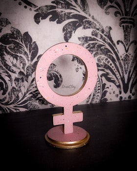 Skulptur, kvinnotecken, rosa