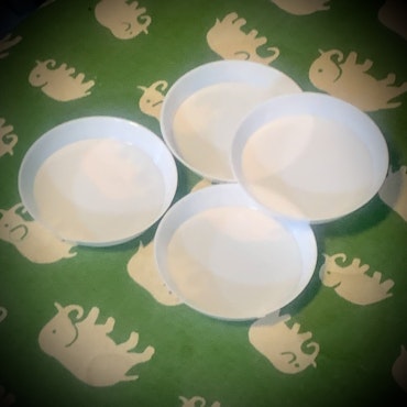 Pärlfat, runda, 6cm, vit plast (10st)