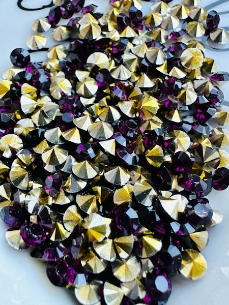Lila rhinestones av resin, diamantslipade, 4mm (5g)